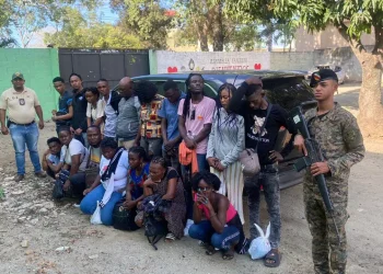 Detienen dominicano que transportaba 19 haitianos indocumentados en jeepeta