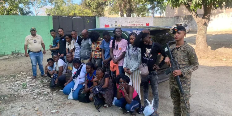 Detienen dominicano que transportaba 19 haitianos indocumentados en jeepeta