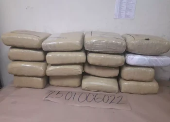 Confiscan 16 paquetes de marihuana y apresan ocho hombres