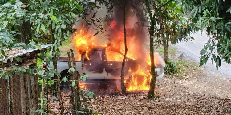 Incendian vehículo de Barrick Pueblo Viejo en la zona del El Rayo