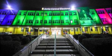 La JCE ilumina sede central con colores alusivos al Día Mundial de las Enfermedades Raras 
