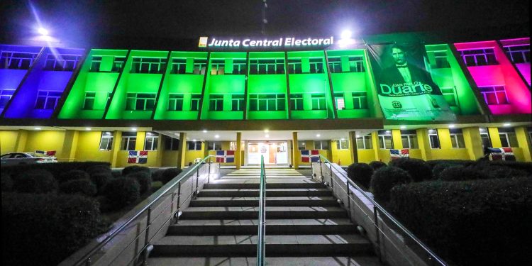 La JCE ilumina sede central con colores alusivos al Día Mundial de las Enfermedades Raras