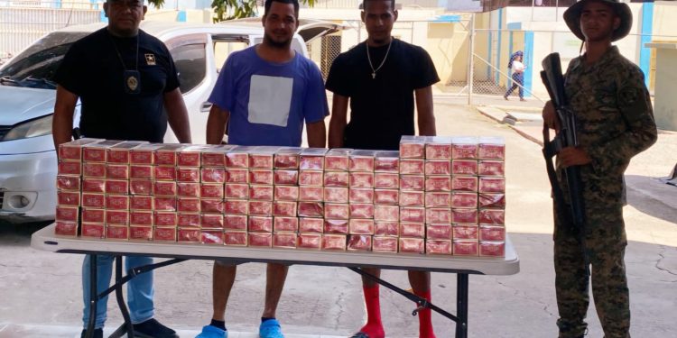Ejército confisca contrabando de 1,130 cajetillas de cigarrillos en furgoneta