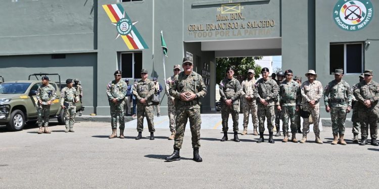 Ministro de Defensa supervisa operatividad de tropas en la frontera sur y norte del país