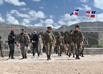 Ministro de Defensa supervisa operatividad de tropas en la frontera sur y norte del país