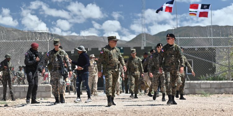 Ministro de Defensa supervisa operatividad de tropas en la frontera sur y norte del país
