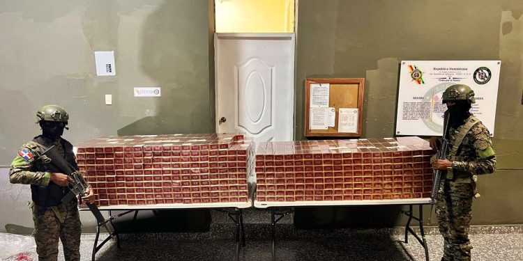 Ejército decomisa 1,021 cajas de cigarrillos que eran transportados en mulos en Independencia