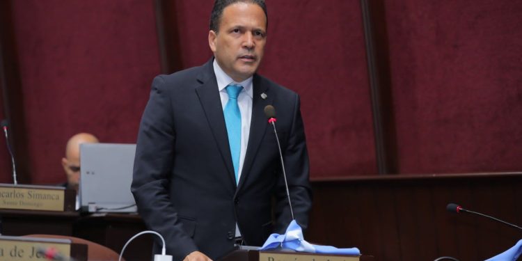 Diputado Román de Jesús solicita construcción de carretera Peralvillo-Maimón