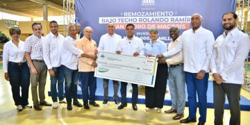Ministro Kelvin Cruz entrega 16.3 millones para remozar multiuso Rolando Ramírez en SPM