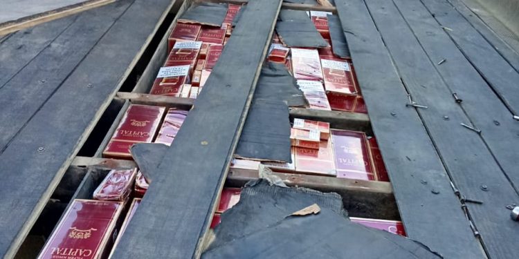 Decomisan 78 mil cigarrillos ocultos bajo piso falso de un camión en Santiago Rodríguez