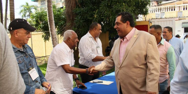 Presidente Colegio de Notarios supervisa labor de notarios en elecciones de ADOMA