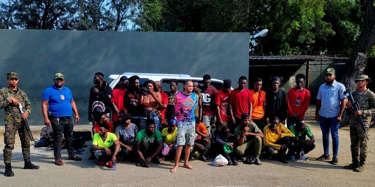 Patrulla del ERD intercepta una jeepeta con 23 haitianos indocumentados en Valverde