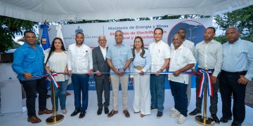 Senador Ricardo de los Santos saluda entrega de electrificación en Fantino, Cotuí