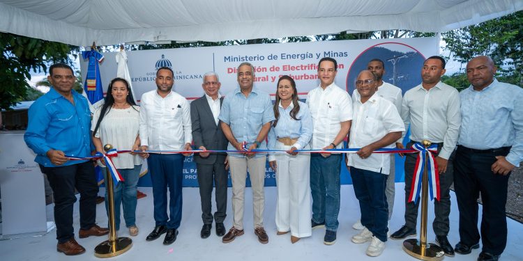 Senador Ricardo de los Santos saluda entrega de electrificación en Fantino, Cotuí