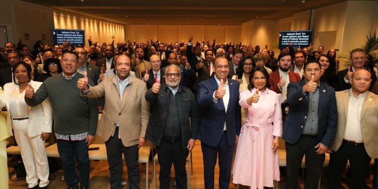 Deligne exhorta en España a la defensa del presidente y a la obra de gobierno