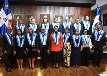 Instituto Duartiano eleva a la distinción de miembros de honor a personalidades en solemne ceremonia