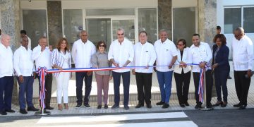 Abinader inaugura Hospital Provincial Nuestra Señora de Regla en Baní y Centro Deportivo en Azua