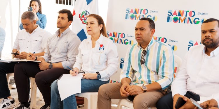 Carolina Mejía escucha y lleva soluciones a los comunitarios de Los Peralejos