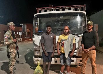 Detienen camionero ocultaba indocumentado bajo una carga de sacos en Valverde