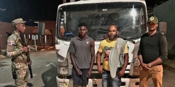 Detienen camionero ocultaba indocumentado bajo una carga de sacos en Valverde