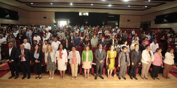 UASD abre debate sobre el papel de la mujer en la investigación científica