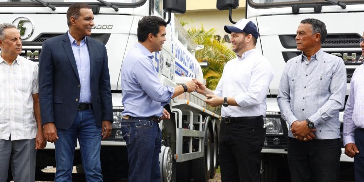 Wellington Arnaud trata con sectores de provincia Espaillat proyecto de agua y saneamiento