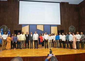 Roberto Fulcar recibe respaldo de toda la sociedad en su tierra San Juan durante presentación de su libro