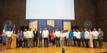 Roberto Fulcar recibe respaldo de toda la sociedad en su tierra San Juan durante presentación de su libro
