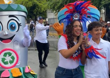 Lluvia bendice celebración Carnaval Santo Domingo Norte 2025