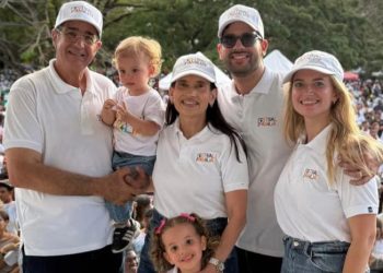 Pastor Bogaert exhorta a los padres a educar a los hijos en valores éticos y morales durante festival de la familia