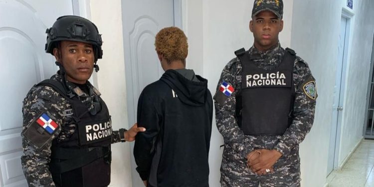 Policía desmantela punto ocupa sustancias narcóticas y detiene una persona en Sabana Perdida, SDN.