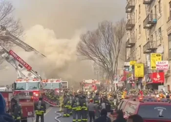 Voraz incendio moviliza al Departamento de Bomberos en El Bronx; causa retrasos en el tráfico