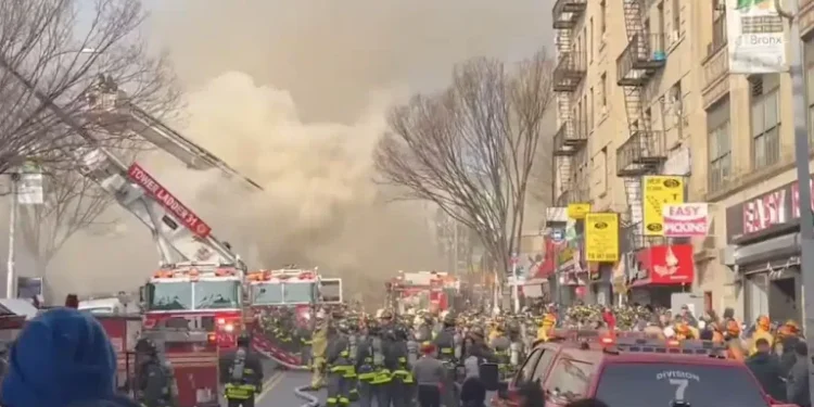 Voraz incendio moviliza al Departamento de Bomberos en El Bronx; causa retrasos en el tráfico