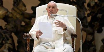 El Vaticano asegura las condiciones clínicas del Papa son estables dentro de la complejidad