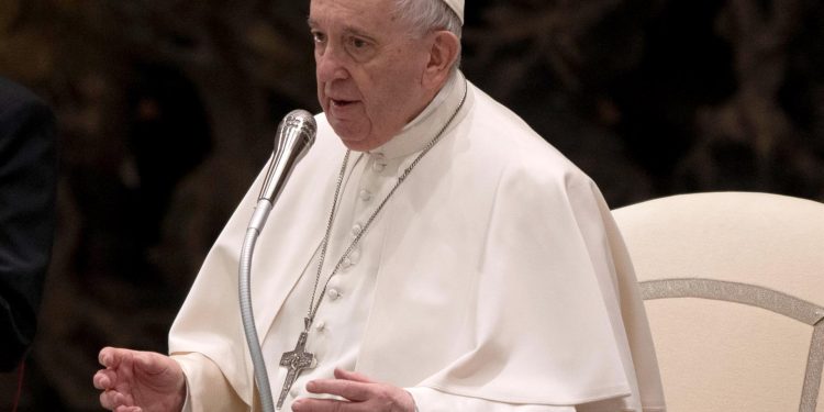 El Vaticano informó que el papa Francisco se encuentra “estable” tras una noche de buen descanso