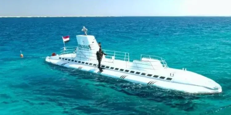 Se hunde submarino en Egipto y deja al menos seis personas muertas