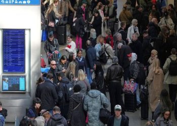 Bomba paraliza trenes de París a Londres y obliga a cancelar decenas de viajes