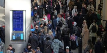 Bomba paraliza trenes de París a Londres y obliga a cancelar decenas de viajes