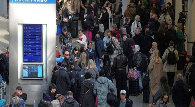 Bomba paraliza trenes de París a Londres y obliga a cancelar decenas de viajes
