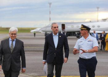 Luis Abinader llega a Uruguay para asistir a la toma de posesión de Yamandú Orsi