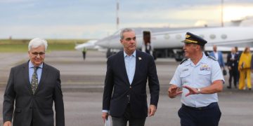 Luis Abinader llega a Uruguay para asistir a la toma de posesión de Yamandú Orsi
