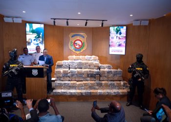 DNCD incauta 548 paquetes de presumible cocaína en una lancha y arresta a dos hombres en Pedernales