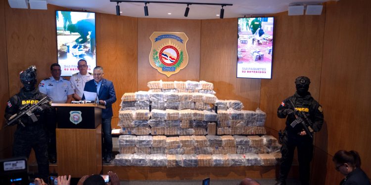 DNCD incauta 548 paquetes de presumible cocaína en una lancha y arresta a dos hombres en Pedernales