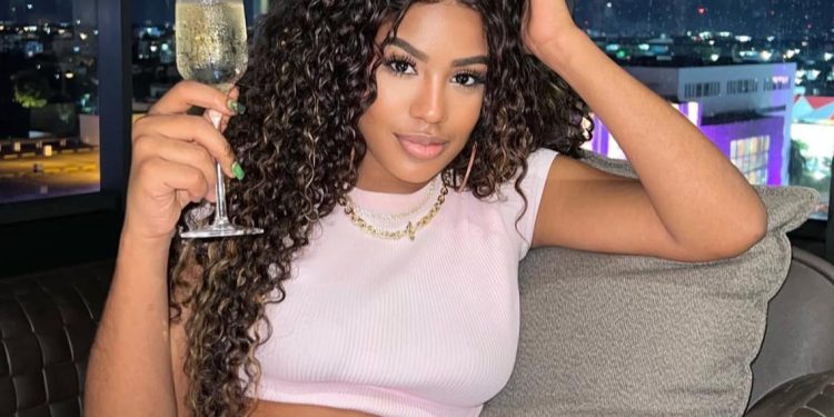 Bella Abrew, de las empresas a la música urbana con su debut "Pesadilla"