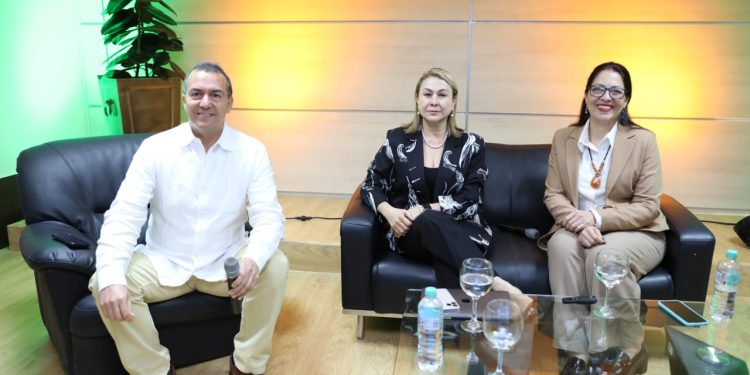 Académicos colombianos imparten conferencia sobre emprendedurismo en Coopnama