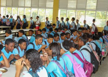IDEC destaca importancia de programas del INABIE para reducir ausentismo escolar y mejorar rendimiento en las aulas