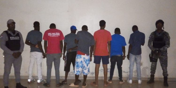 Policía ocupa armas, drogas y recupera objetos robados en operativos en Monte Plata