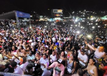 Primeras paradas del "Super Turicarnaval 2025″ atraen a multitudes