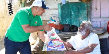 Comedores Económicos del Estado (CEED) realiza amplio operativo de entrega de kits de raciones crudas en Azua y Barahona