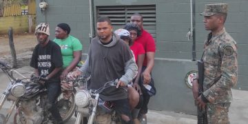 Detienen otro grupo de indocumentados que eran trasladados en cuatro motocicletas en San Juan y Montecristi
